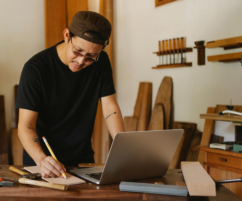 Coursera lanza cuatro Certificados Profesionales en español y un programa de becas de Microsoft