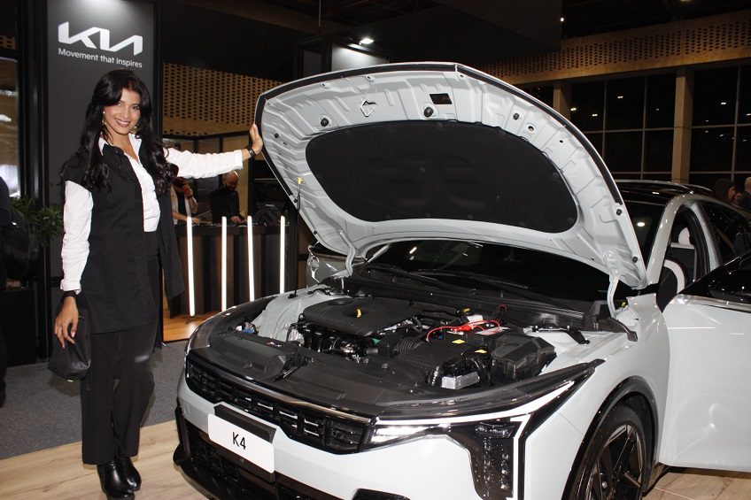 Kia y Alejandro Crocker lanzan propuesta de moda sostenible en el Salón Internacional del Automóvil de Bogotá
