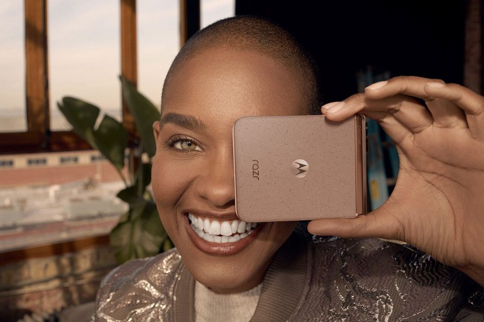 Los nuevos motorola razr 50 ultra y edge 50 neo llegan a Colombia en color Mocha Mousse