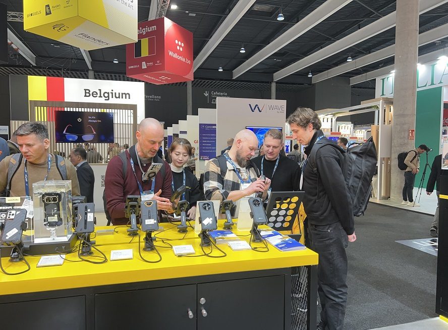 Ulefone Brilla en el MWC 2025: Presenta el Armor 34 Pro con Proyector