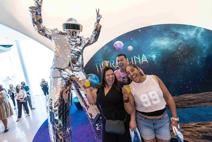 Universal Terra Luna Resort celebra a sus primeros huéspedes en el día de la inauguración