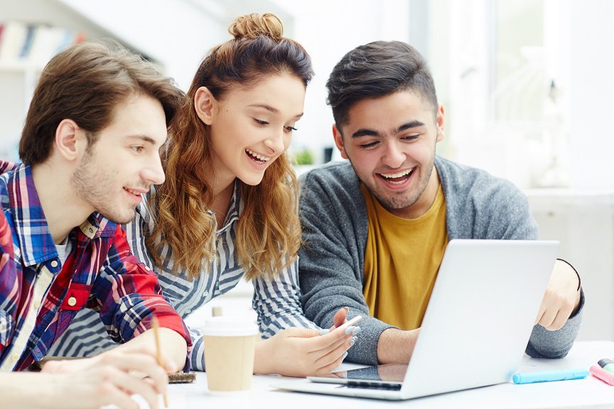 AWS y CodeSignal empoderan a miles de estudiantes colombianos con habilidades tecnológicas del mundo real a través de pilotos regionales