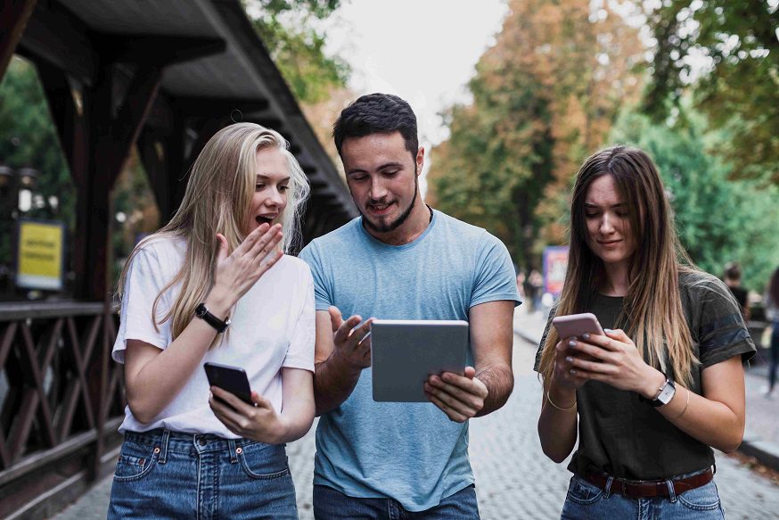 Millennials, los más confiados y los más vulnerables: 60 % ha sido víctima de engaños en línea