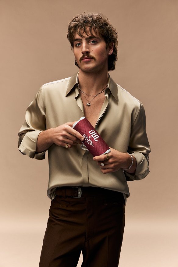 Benson Boone une fuerzas con el líder de audio JBL para amplificar el sonido, la cultura y una generación HECHA para ser ESCUCHADA