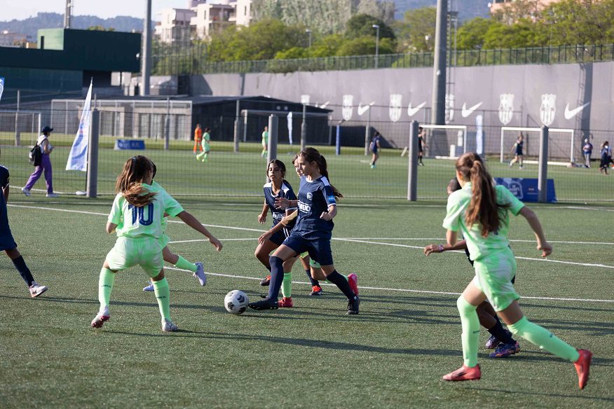 Bimbo lleva a tres niñas colombianas a España para cumplir su sueño de jugar fútbol en el Barça