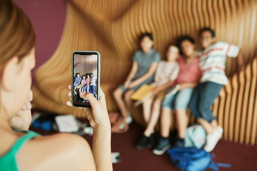 ¿Publica fotos de sus hijos en redes sociales? Estas recomendaciones le ayudarán a protegerlos en el mundo digital