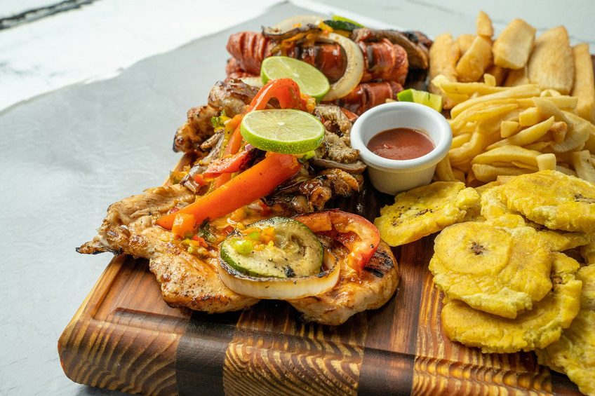 ¿Bandeja paisa o arepa de huevo? acá te recomendamos un juego según tu comida colombiana favorita