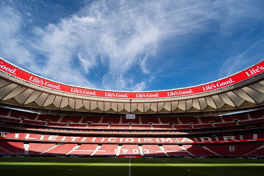 LG entrega un enorme cartel con cintas al icónico estadio de fútbol del Atlético de Madrid