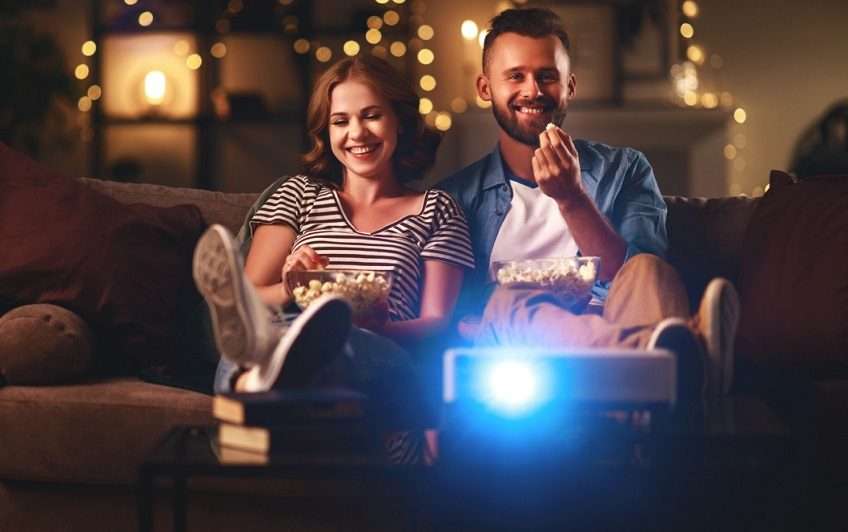 Los proyectores portátiles se consolidan como alternativa al televisor en la era del streaming