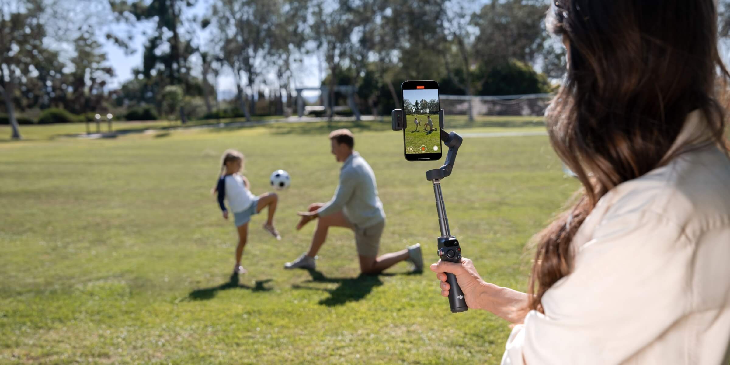 DJI Osmo Mobile 8: el gimbal inteligente que integra luz, audio y seguimiento avanzado