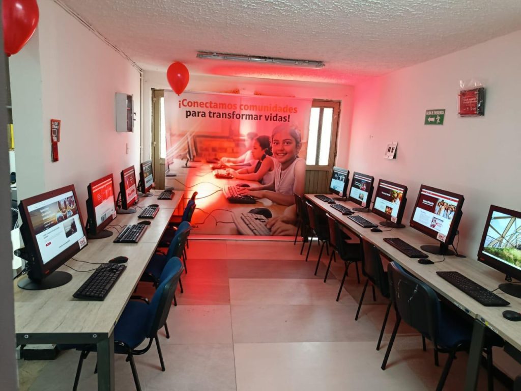 Claro Colombia, PwC Colombia y PCSHEK inauguran la Sala de Tecnología Claro por Colombia #20 en el país