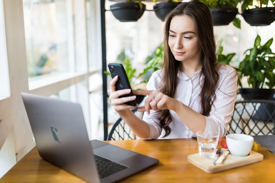 Black Friday y Cyberlunes 2025: el 77% de los colombianos prefiere reseñas de personas comunes