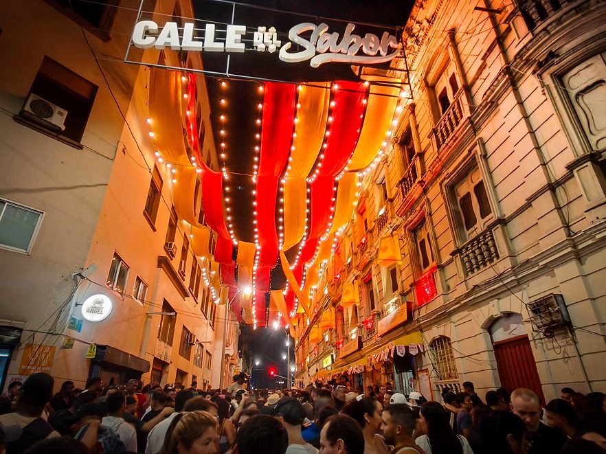 OPPO Reno14 5G se prueba en Cali: análisis del Party Flash AI en la Calle del Sabor