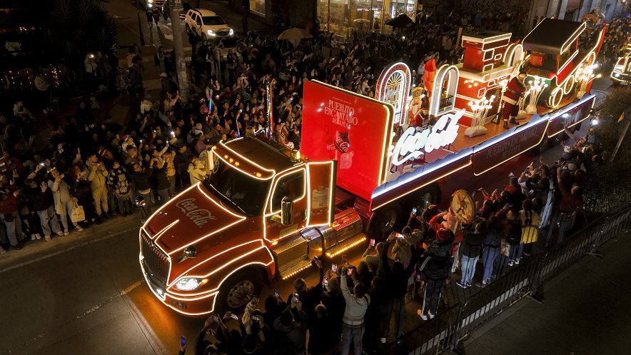 Coca-Cola enciende La Magia De La Navidad con el regreso de sus icónicas caravanas en Colombia
