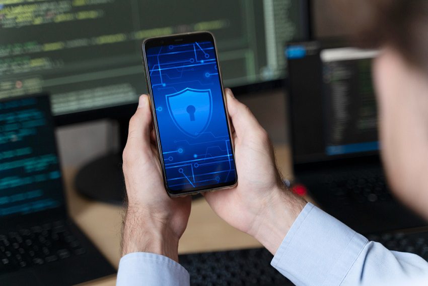 5 recomendaciones para proteger tus móviles y datos personales durante los viajes de fin de año