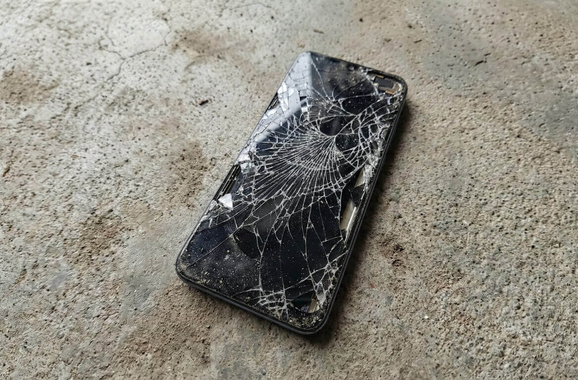 Pantallas rotas y caídas: el 60% de los colombianos cambia de celular por fragilidad y busca equipos resistentes