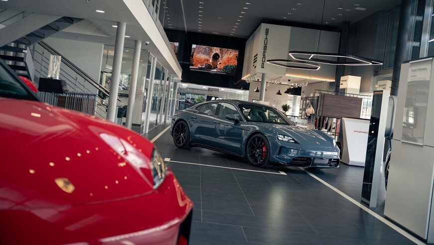 La nueva era de la movilidad deportiva: llegan a Colombia los Porsche Taycan y Macan eléctricos