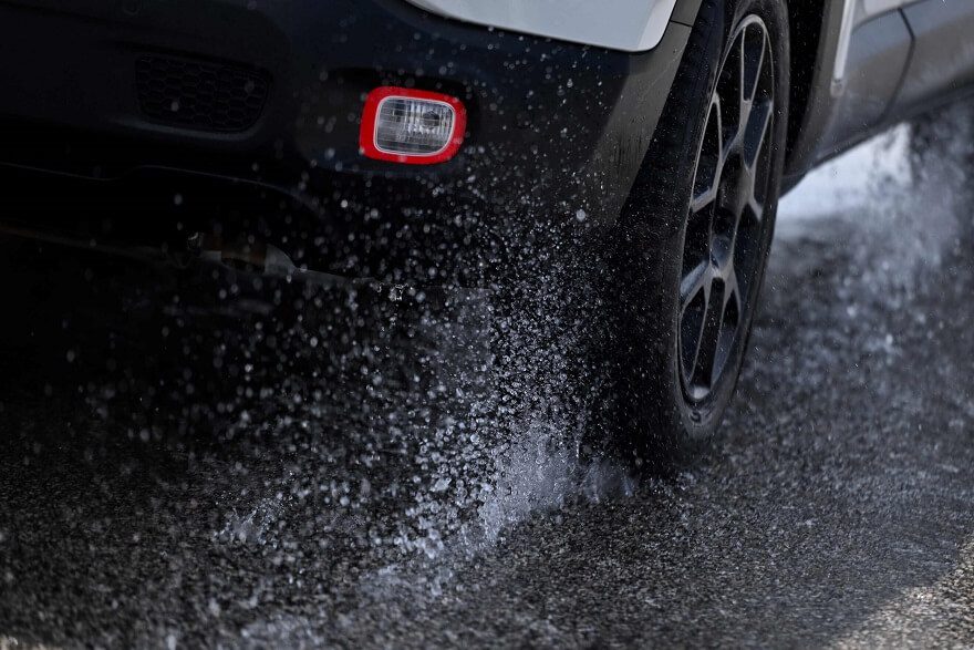 Guía tecnológica de Pirelli para una conducción segura y eficiente en épocas de lluvia