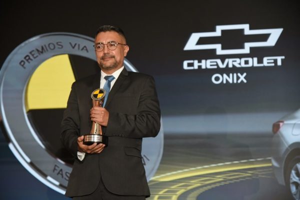 Chevrolet es reconocido en los Premios Vía 2026 por el Onix y la Colorado, destacándose en seguridad y eficiencia de reparación