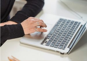 El 9% de los empleados en Colombia ve contenido para adultos en sus equipos de trabajo