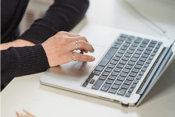 El 9% de los empleados en Colombia ve contenido para adultos en sus equipos de trabajo