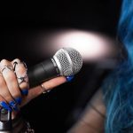 La evolución técnica de los micrófonos Shure: del escenario al estudio