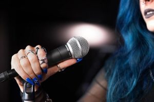 La evolución técnica de los micrófonos Shure: del escenario al estudio