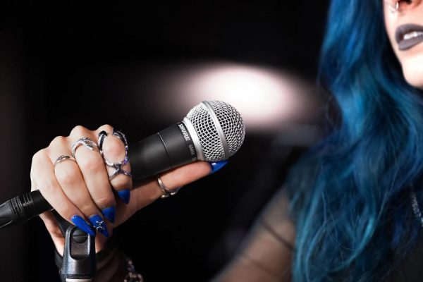 La evolución técnica de los micrófonos Shure: del escenario al estudio