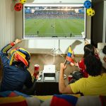Ver fútbol en Colombia: Nuevas formas y experiencias gracias a los proyectores