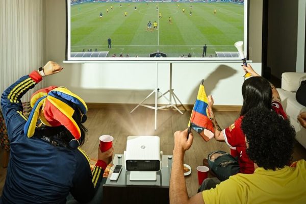 Ver fútbol en Colombia: Nuevas formas y experiencias gracias a los proyectores