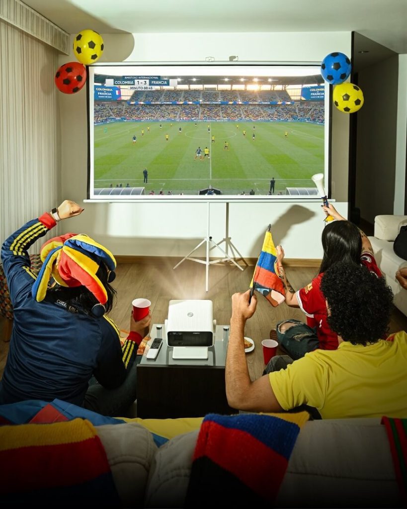 Ver fútbol en Colombia: Nuevas formas y experiencias gracias a los proyectores