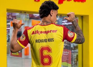 Richard Ríos revela sus infaltables para disfrutar el fútbol en casa