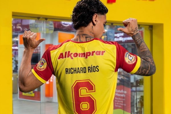 Richard Ríos revela sus infaltables para disfrutar el fútbol en casa
