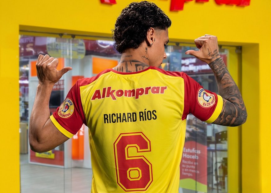 Richard Ríos revela sus infaltables para disfrutar el fútbol en casa