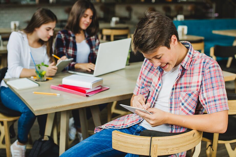 Con conectividad gratuita de Claro, el 35% de estudiantes logró dar el salto a oportunidades de educación superior