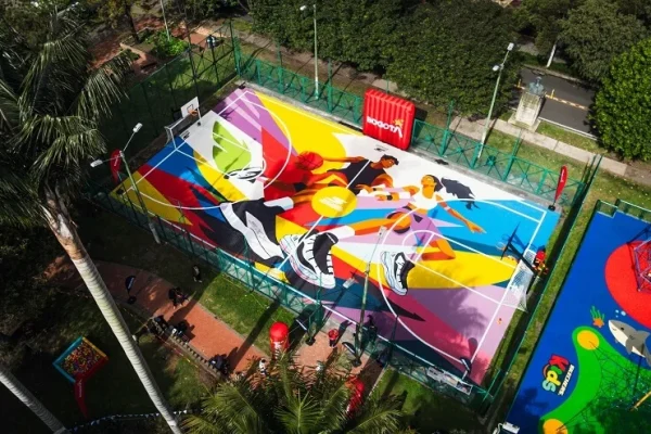 Skechers y Tejidos Urbanos mejoran parque en Bogotá, transformando 18.000 pares de zapatos en material reciclado