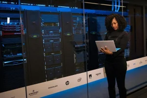 45% de las empresas ya combina seguridad en la nube y sistemas físicos para monitorear operaciones en tiempo real