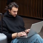 Viajes, redes Wi-Fi y trabajo remoto: el nuevo desafío de la seguridad empresarial en temporada deportiva