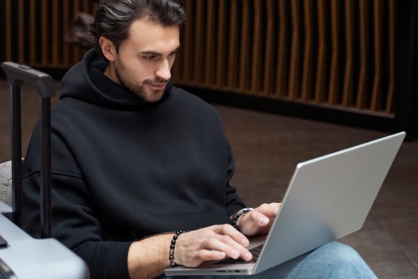 Viajes, redes Wi-Fi y trabajo remoto: el nuevo desafío de la seguridad empresarial en temporada deportiva