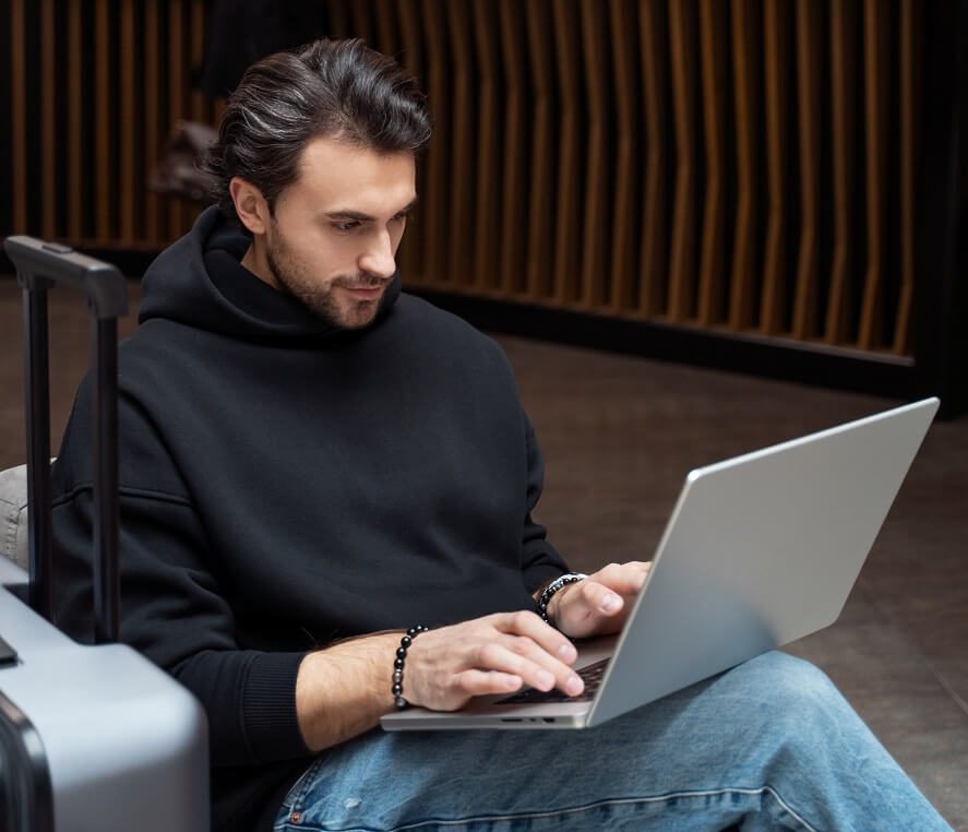 Viajes, redes Wi-Fi y trabajo remoto: el nuevo desafío de la seguridad empresarial en temporada deportiva
