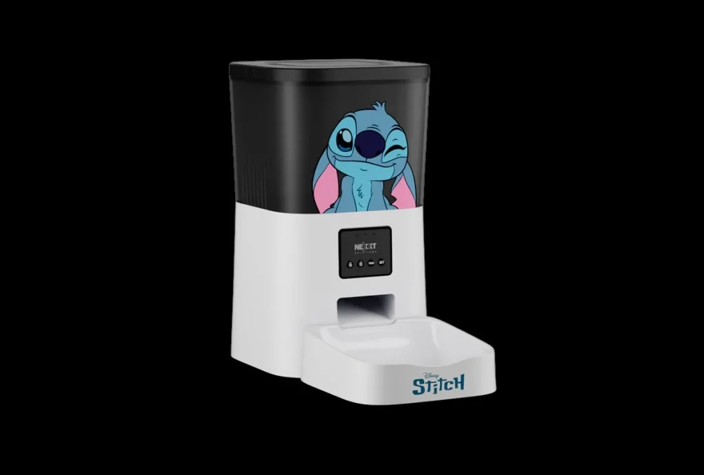 Nexxt Home presentó en Colombia su Dispensador Inteligente de alimento para mascotas edición especial Stitch