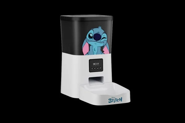 Nexxt Home presentó en Colombia su Dispensador Inteligente de alimento para mascotas edición especial Stitch