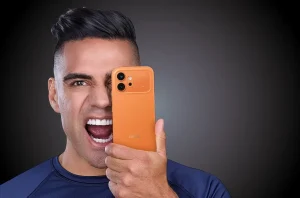 Fútbol, IA y creatividad: así es #ForHONOR, la nueva campaña del teléfono de los colombianos