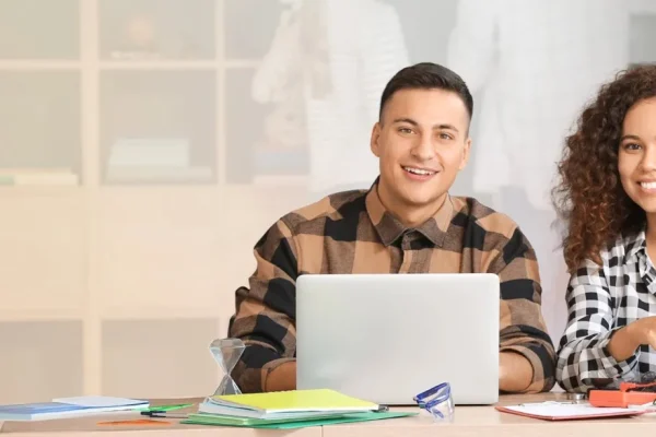 Aprende con Claro expande su plataforma gratuita de educación digital con cursos certificados para la temporada de vacaciones