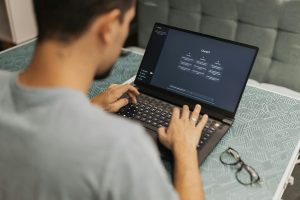 El equilibrio entre la inteligencia artificial y el bienestar laboral define el panorama de 2026