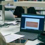 El riesgo invisible de la IA en las aulas: estudiantes más dependientes y más expuestos digitalmente