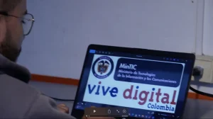 350 mil usuarios diarios, así crece el acceso digital en los Centros Digitales del MinTIC operados por Claro