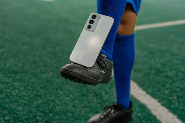 El nuevo realme C100 llega a Colombia con batería de 8000 mAh y resistencia IP69 Pro