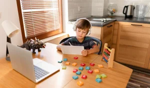 El estreno de Toy Story 5 abre el debate sobre los intereses digitales de los niños y la transición hacia el aprendizaje en línea
