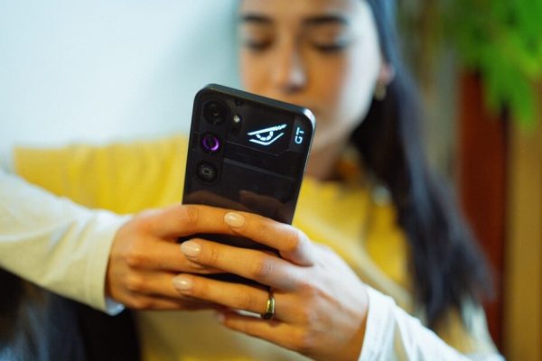 El nuevo nubia Neo 5 GT llega a España: Potencia gaming con refrigeración activa y gatillos físicos